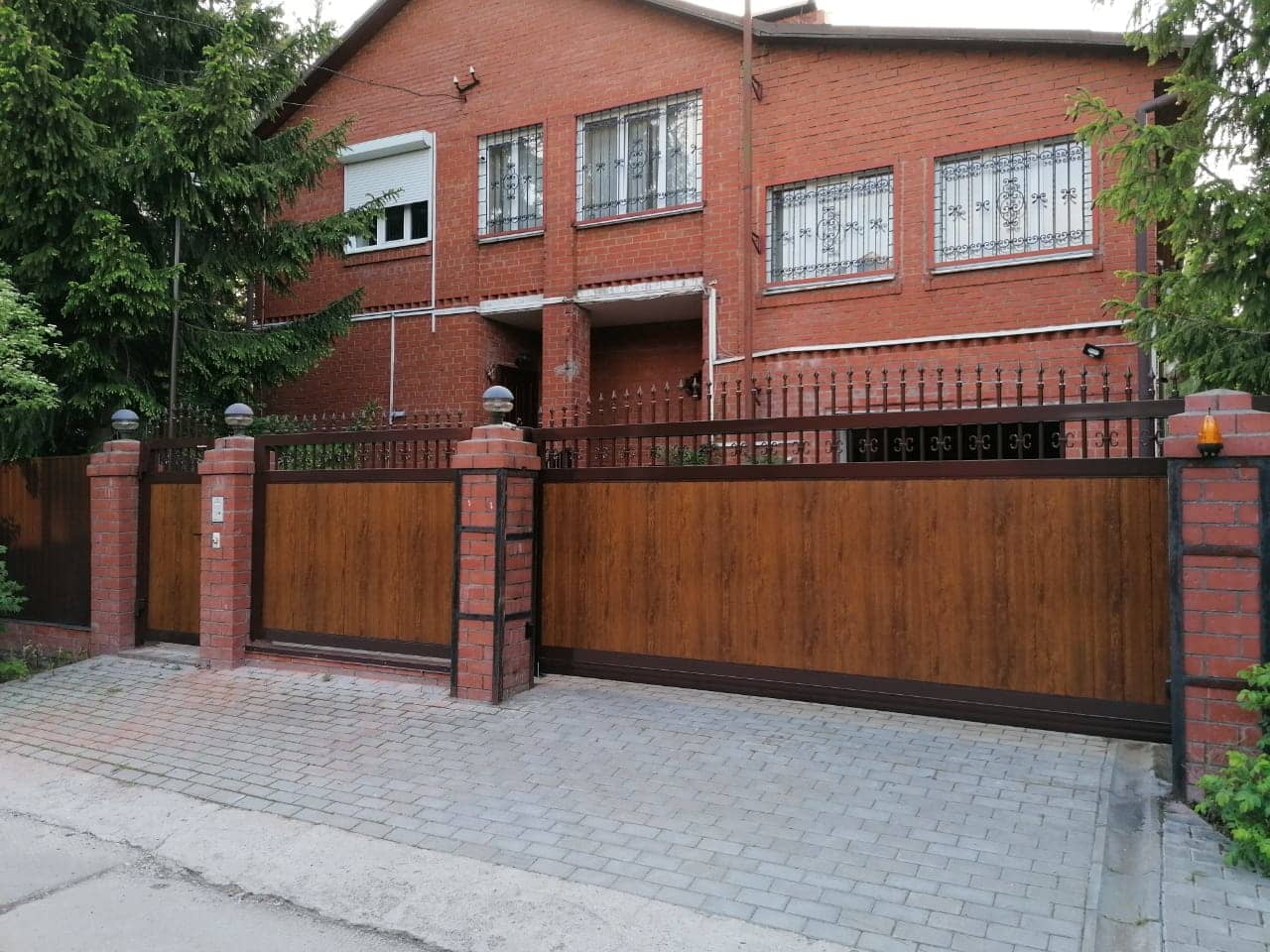 Уличные ворота DoorHan в Магадане с установкой